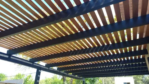 Pérgola de madera y metal a medida