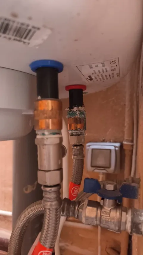 Instalación de termo eléctrico con conexiones de fontanería
