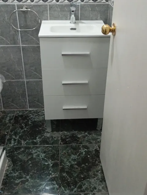 Reforma de baño con mueble de lavabo nuevo