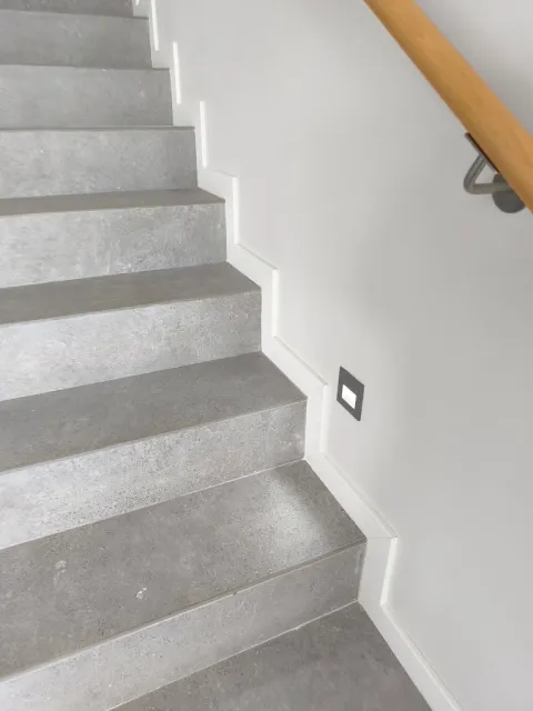 Escalera revestida con iluminación empotrada